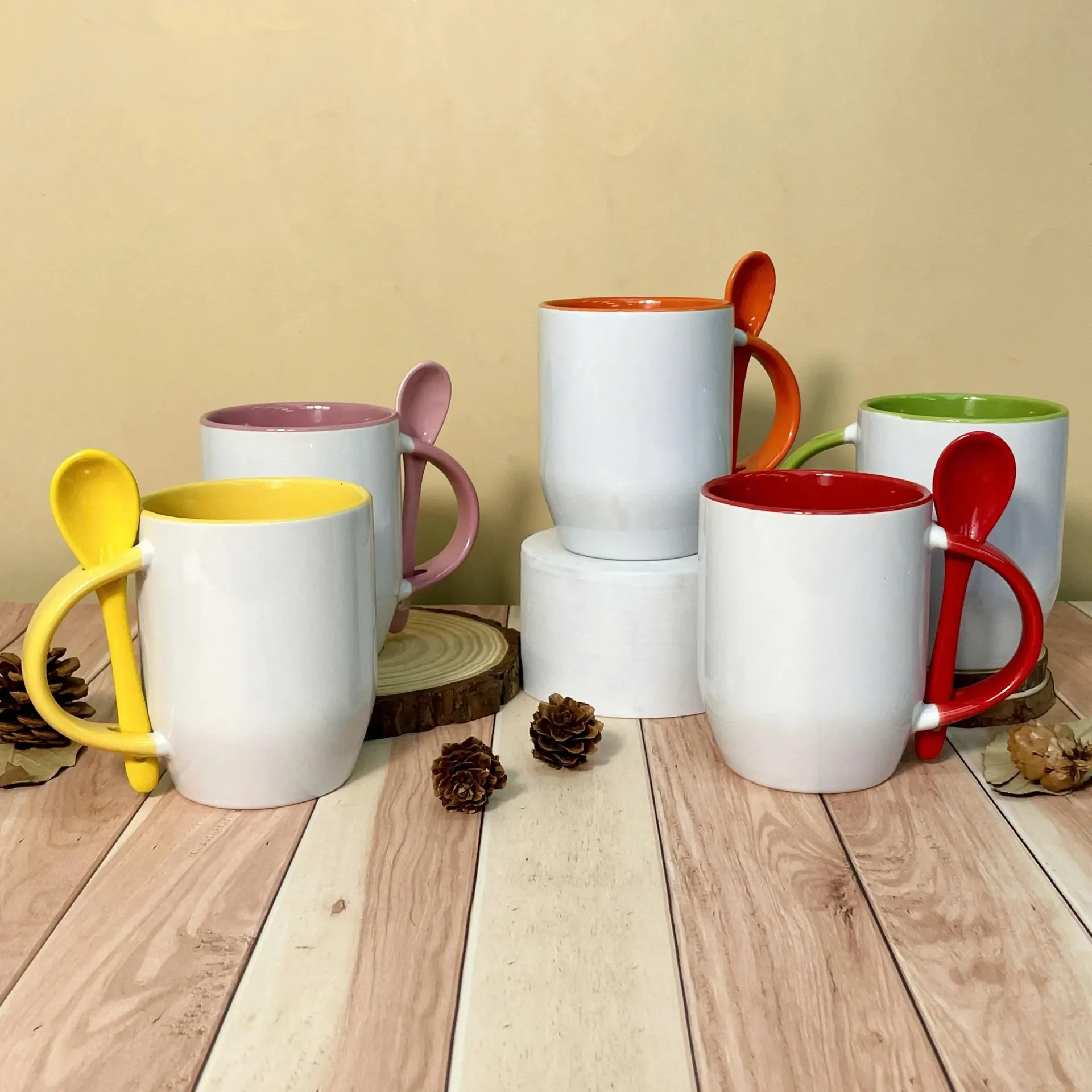 Phôi ly trà sứ trắng quai C kèm muỗng (Trắng + Xanh Lá)